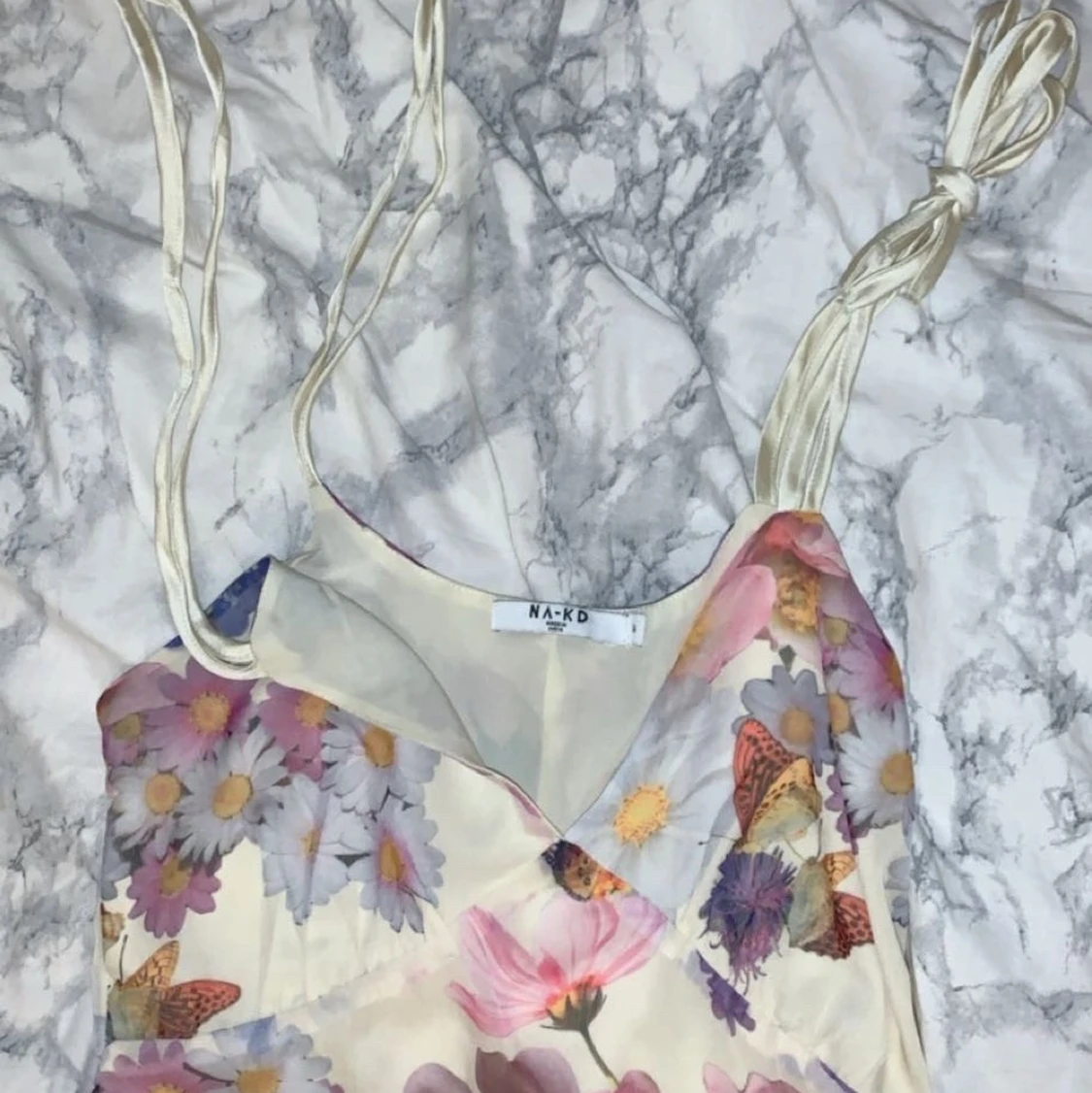 Blommig halvlång klänning NA-KD - 91