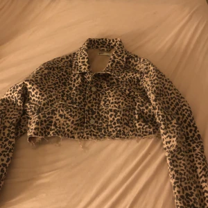 Kroppad jeansjacka från Gina - Använd fåtal gånger. Kroppat den själv. BUDA!