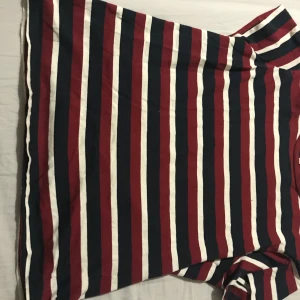 Strl xs/s - En jättefin randig tröja som inte används på ett tag, den har en liten fläck på framsidan men det är inget man tänker på