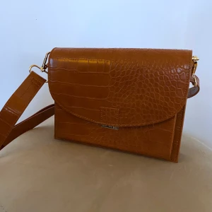 BRUN VÄSKA - Oanvänd brun väska från Shein, jättefin men har inte kommit till användning här hemma. Spårbar frakt tillkommer på 63 kr🤍