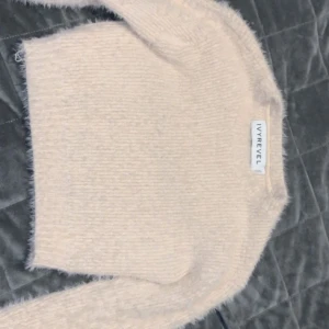 Fluffig tröja - Säljer denna fluffiga tröja från ivy revel i strlk S! Nypris 500kr (Tveka inte på att höra av dig om fler bilder)❤️