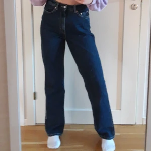 Mörkblåa rowe jeans strl 27/32 - Superfina, mörkblåa jeans i modellen "rowe" från weekday. Köpta här på plick men säljer vidare pga att de inte passade som jag ville. De är alltså inte använda av mig och de är i toppenskick, finns inga tecken på användning! Står storlek 27/32 men skulle säga att de mer är en w28-29. Innerbenslängden är ca 80 cm och midjemåttet ca 79 cm. Köparen står för frakt!✨