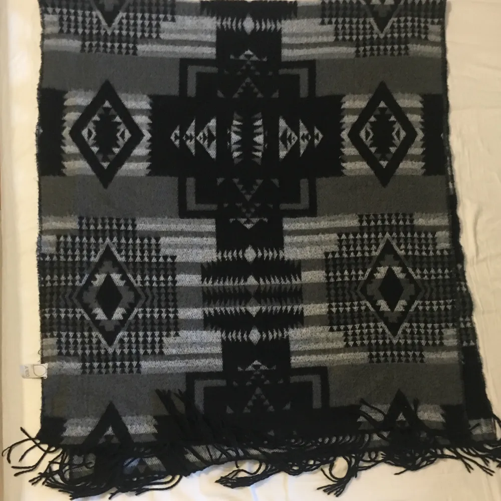 Stor mysig halsduk med fint mönster! Köpt i Australien så osäker på märke. Använt skick men mkt kvar att ge! Frakt betalas av köpare. Accessoarer.