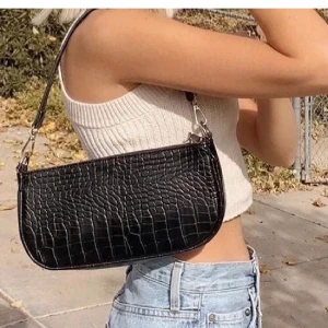 Svart trendig väska - En snygg svart väska som passar till nästan allt. Den är köpt från Bianca Ingrossos kollektion. Köpt för 500kr för inte så länge sedan, så den är i fint skick!💗💗