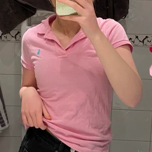Piké tröja - Piké tröja från Ralph Lauren i bra skick! Sitter bra på mig som har storlek small. Kan mötas i Stockholm annars står köparen för frakten.💙💗