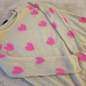 Stickad tröja  - Topshop tröja med hjärtan. I nyskick 