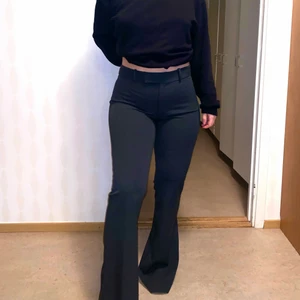 Gråa kostymbyxor, Zara - Ett par gråa långa utsvängda kostymbyxor från Zara. Använd endast ett par gånger! 💖 (Allt jag säljer är nytvättat) 