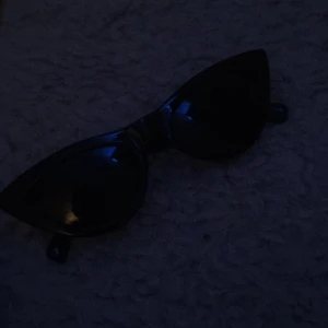 Solglas ögon - Tänkte sälja lite billigare! Men det är bra kvalete och de sitter bra