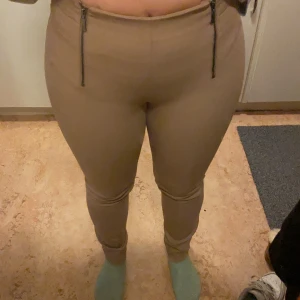 Dika high waisted khaki pants - These pants are stretch and really comfy. Size Eur: 38 (USA 6, mex 28). Really cute. Good condition barley worn. 