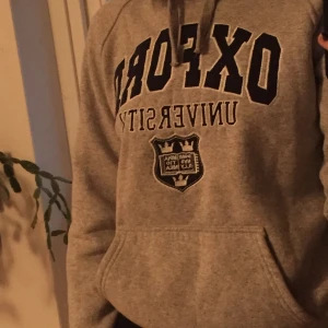 hoodie - superfin oxford university hoodie köpt 2hand!! strl S ☃️☃️ lite noppring! hör av er vid frågor ❤️ 