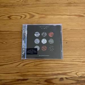 Twenty one pilots blurryface på cd. Perfekt skick. Köparen betalar frakt.