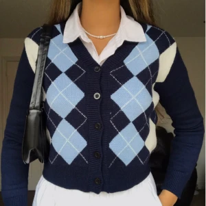 Rutig kofta från Brandy Melville - Så söt rutig stickad kofta. Använd typ tre gånger så väldigt fint skick, som ny. Vill få den såld så snabbt som möjligt. Köparen står för frakten. 