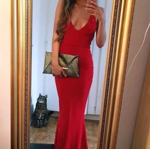 Perfekta nyårsväskan!!  - Säljer denna guldiga helt perfekta nyårsväskan. Rymmer telefon, plånbok, ev lite smink m.m. Köpare står för frakt! 