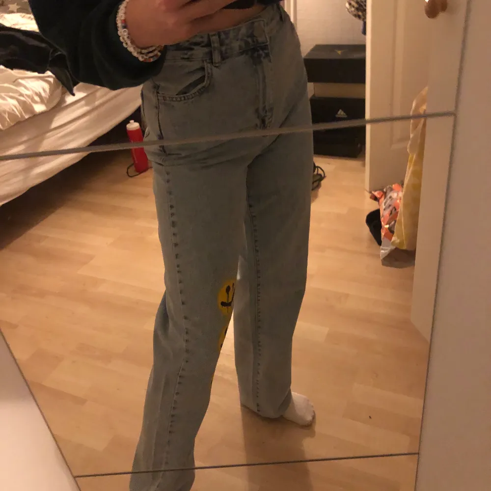 Super coola jeans från bohoo, med smileys på😁😁 aldrig använda utan endast tvättade 1 gång. Väldigt långa i benen på mig som är 170cm. Köpare står för frakt!! . Jeans & Byxor.