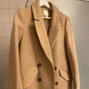 Helt ny kappa - Blev ett felköp så därför säljer jag nu denna kappan från H&M. Använd 1 gång, men den passar inte mig så bra. Superfin! Nyskick! Nypris: 599kr