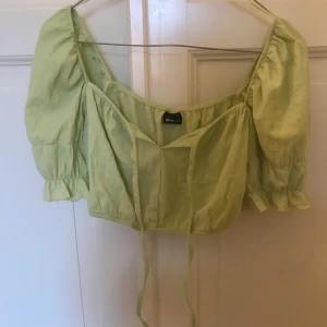 Grön topp Gina Tricot - Oanvänd söt grön topp från Gina Tricot! I storlek XS, helt oanvänd💚