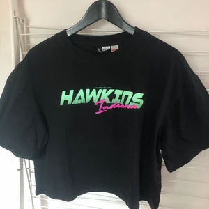 Stranger Things t-shirt H&M medium - Svart t-shirt Stranger Things från H&M. Storlek medium. Helt oanvänd. Skickar med Postnords blåa kuvert.