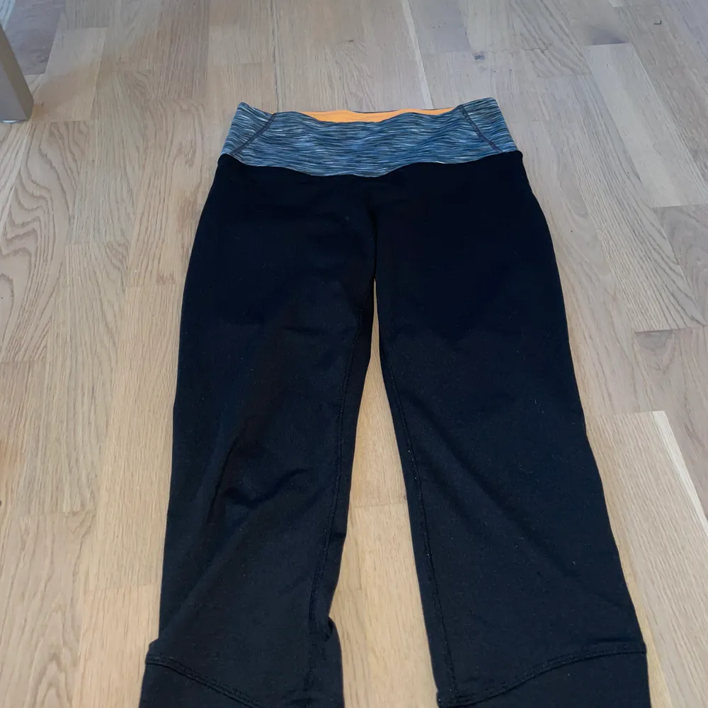 Grått / vitt sett med kort topp och tights strl S              Gråa shorts strl S                                                            Svarta 3kvarts byxor med grå kant strl S                        Alla plagg är oanvända. 100kr för alla 3 . Jeans & Byxor.