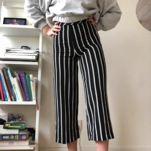  - Svart/vit randiga kostymbyxor med utsvängda ben. Högmidjade! Bra skick! Frakt tillkommer