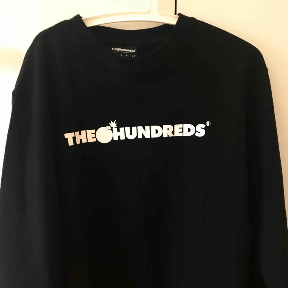 Säljer denna knappt använda the hundreds sweatshirt köpt från junkyard! Mysig och fin kvalité, säljer pga använder inte längre.. Hoodies.