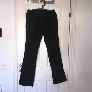  - Ett par jätte snygga svarta kostymbyxor med utsvängda ben i storlek 36. Använda ca 3 gånger men i väl skick. Kan mötas upp i Uppsala eller så står köparen för frakten:)