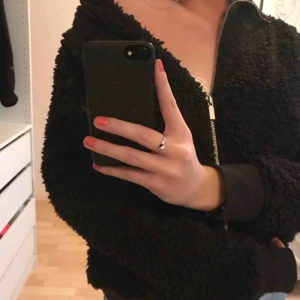  - skön tröja med dragkedja och hög krage, fraktkostnader tillkommer