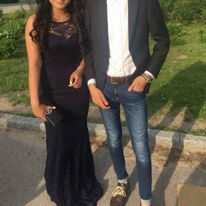  - Marin blå lång klänning, använt 1 gång. Perfekt för bal 