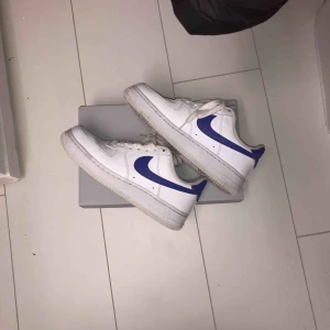  - Nike air force med blå swoosh (23.5cm) köpare står för frakt💚