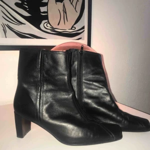  - Fina klackar i fejkläder. Pris ( ej inklusive frakt ). Lite slitna på insidan men dragkedjan funkar perfekt och utsidan ser mycket bra ut.