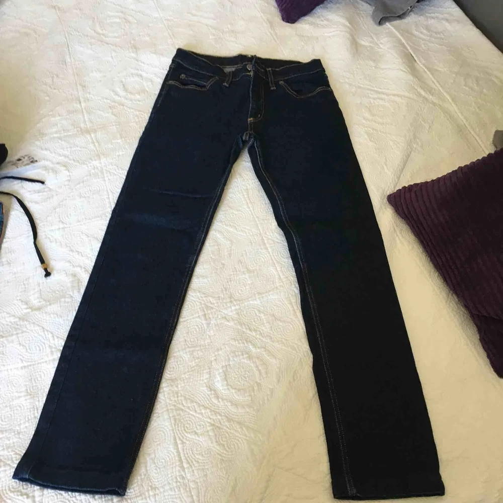 Cheap monday jeans mörkblåa använt 1 gång  Str 32 men passsr en som har str s . Jeans & Byxor.