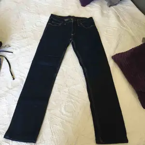 Cheap monday jeans mörkblåa använt 1 gång  Str 32 men passsr en som har str s 