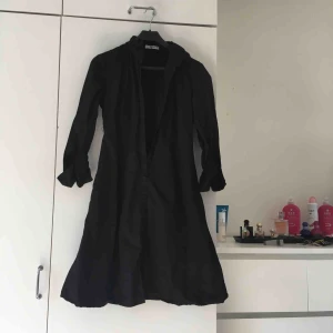  - Oanvänd klänning från mango med skärp  . Nytvättad  Kan gå ner i pris vid snabb affär 