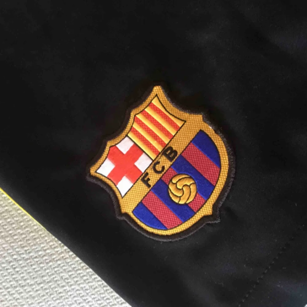 FC Barcelona matchshorts.  Storlek small, men små i storleken så passade inte riktigt mig. Använda endast ett par ggr. . Shorts.