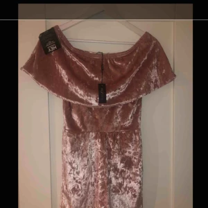  - Aldrig använd , lappar hänger på. Köpt på Nelly.com Storlek xs Pris:200kr inklusive frakt