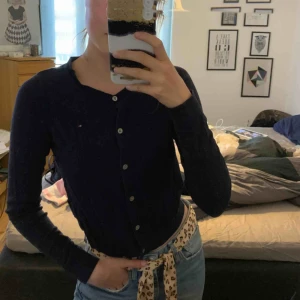  - Kofta köpt på Tommy hilfigers barnavdelning. Använt skick men vill användas mer 🤘🏼🤘🏼 säljer för 80 kr + frakt.