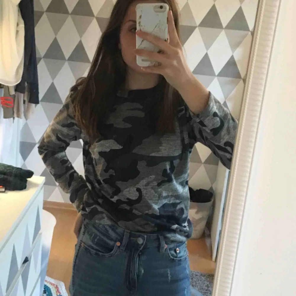 Camouflage tröja ifrån madlady. Har aldrig använt mer än att ta dessa bilder med. Väldigt fint skick och bra kvalité. Går att förhandla priset vid intresse💫🎀 Kan mötas i Örebro eller frakta, kunden står för frakt!. Tröjor & Koftor.