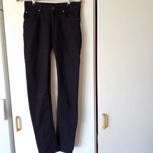  - Svarta stuprörsjeans från cheap monday