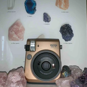  - Säljer min Fujifilm instax mini 70 i guld pga använder aldrig ): Endast provad och 11 bilder ingår, nypris 1080 kr med själva bilderna inräknade. - Köparen står för frakten✨✨