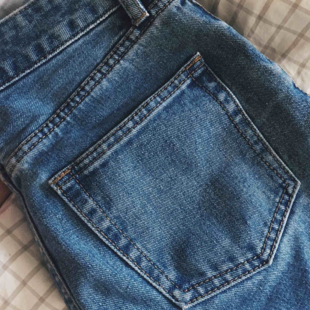 Ursnygga mom jeans från Brandy Melville. Bra skick men kommer tyvärr inte till användning.. Strl XS, passar 26”/27”, längden på benen är perfekt till mig som är 1,63. Hör av er för mer exakta mått! Säljer för 100kr + ev. frakt☺️. Jeans & Byxor.