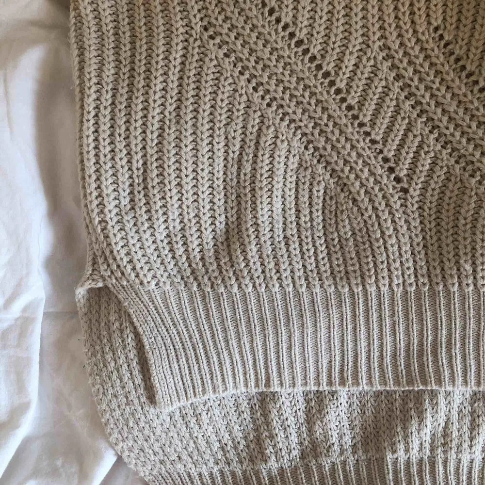 Stickad tröja från amisu knitwear. Fin beige färg i storlek XS men passar även för S och M💛 den är använd men väldigt mjuk och i bra kvalite!  Möts upp i Stockholm annars tillkommer fraktkostnad 💕. Stickat.