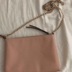  - Liten handväska från hm med nypris på 200kr. Använd 1 gång säljer då jag inte använder den! Nyskick 