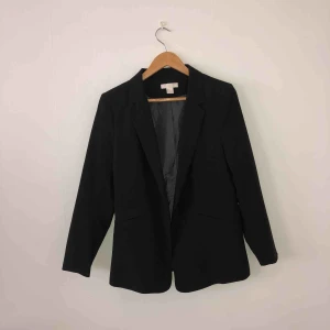  - Svart kavaj från H&M. Den är i storlek 42 men passar mig perfekt som alltid har 38. Perfekt baskavaj att ha i garderoben. 