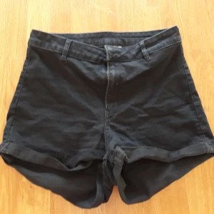  - Säljer dessa fina shortsen pga att de är för små. Dock får man ett jävla snyggt ass i dem enligt mig hihi. Köparen står för frakten men kan mötas upp i Kalmar området. Hör av dig om du är intresserad eller har frågor !! :D