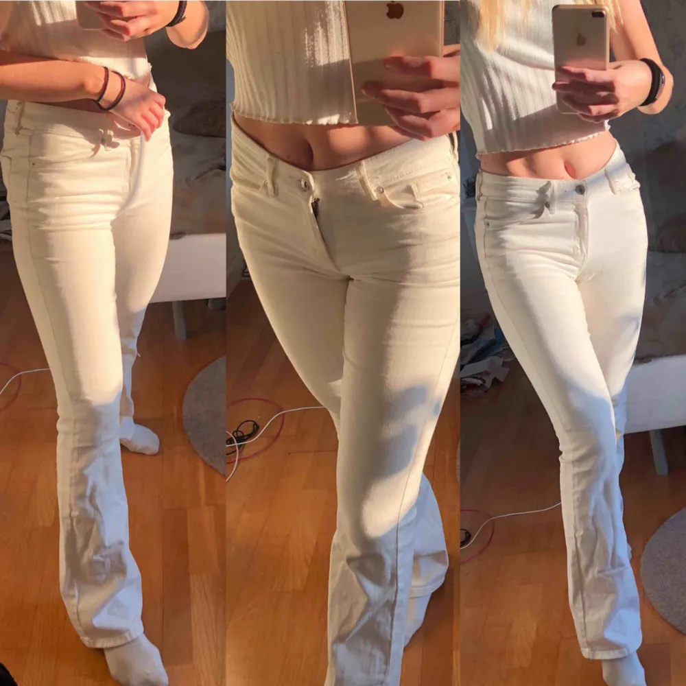 Vita bootcut jeans  Är 173cm o brukar ha storlek S samt 26/30 eller 28/30 i jeans, Kostade innan 799 och är använda endast en gång! . Jeans & Byxor.