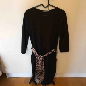  - Svart klänning med fickor och leoskärp från Zara. Använd 1 gång. Frakt tillkommer 