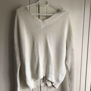  - Stickad tröja från Nelly med snörning i ryggen. Skulle säga att den passar S-L beroende på hur man vill att den ska sitta.  Köparen står för frakt ;)