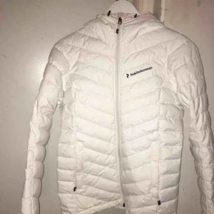  - Säljer min peak performance jacka i storlek Xs köptes förra vintern för ca 2700kr (den vita modellen finns inte i butik längre inte vad jag sett iallafall) den är som ny förutom ett litet hål som knappt syns på armen, kan sy ihop hålet för 100kr extra.😊