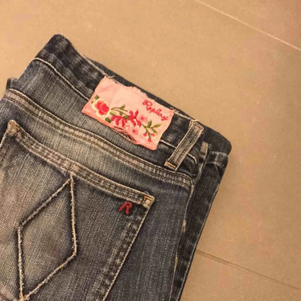 2 st par jeans, ena från replay.  200kr st eller 300 för båda två! Bättre bilder skickas om så önskas. Jeans & Byxor.
