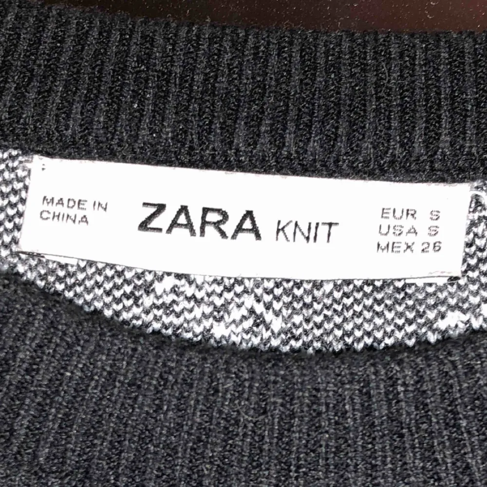 Långärmad pullover från Zara med ballenciaga inpererat mönster, köpt för 400kr helt i nyttskick, bara provad på. Köparen står för frakt, pris kan ev diskuteras vid snabbköp. Stickat.