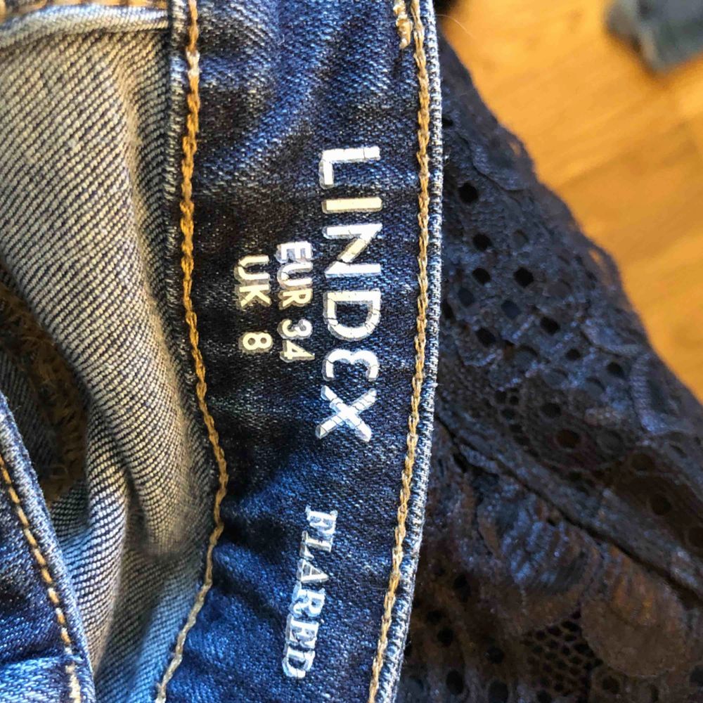 Mörkblåa bootcut jeans från Lindex. Köparen står för frakten!. Jeans & Byxor.